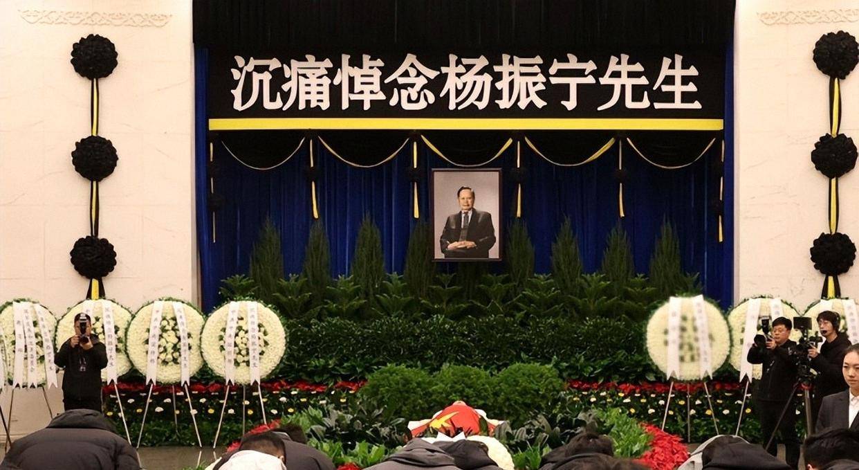 原创             八宝山告别后争议四起:杨振宁遗体盖国旗被喷,翁帆婚姻再被挑刺