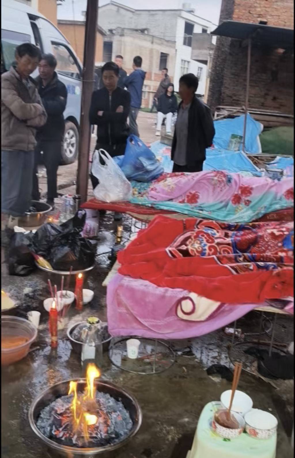 云南昭通一村民家办丧事时围墙倒塌,致前来吊唁的6人身亡