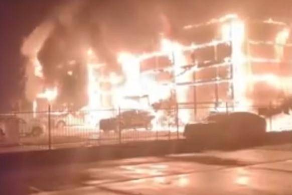 长安4S店突然起火导致多车被烧 长安启源内部