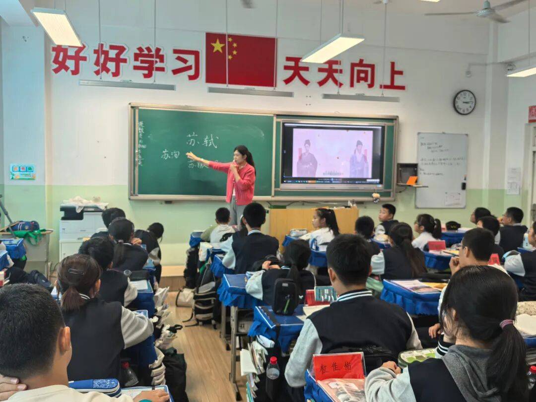 "读"逐文字光,"书"筑梦未央