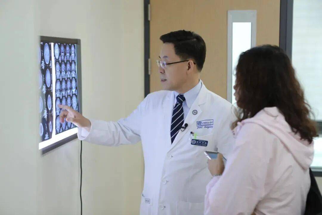 宣武医院赵国光教授荣获第八届 "世界杰出华人医师霍英东