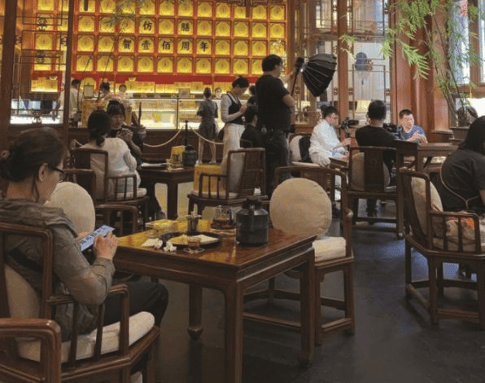 季节限定+新消费场景老字号靠创新圈粉年轻人