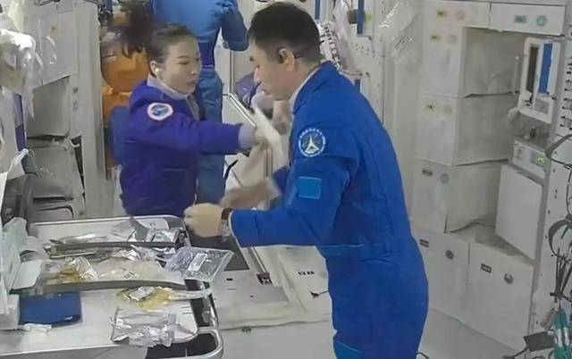 原创             神舟二十即将返航，3名航天员大约250多斤的排泄物，该怎么处理？