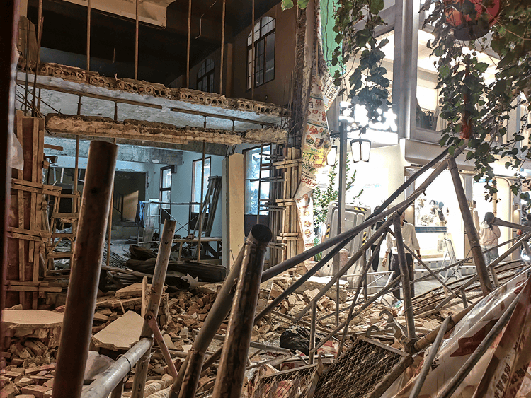 长沙潮宗街墙体垮塌附近商户发声：事发前涉事店铺装修打洞曾引发邻居投诉