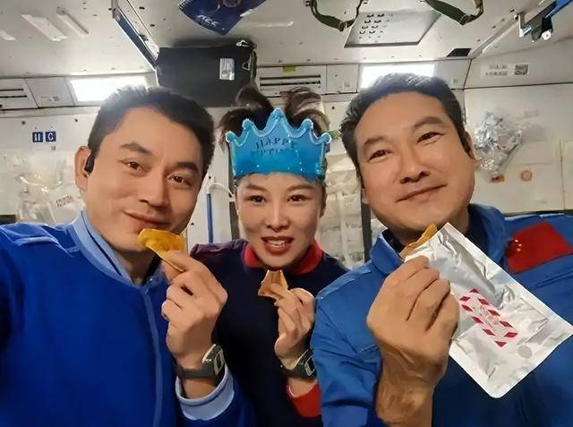 原创             神舟二十即将返航，3名航天员大约250多斤的排泄物，该怎么处理？