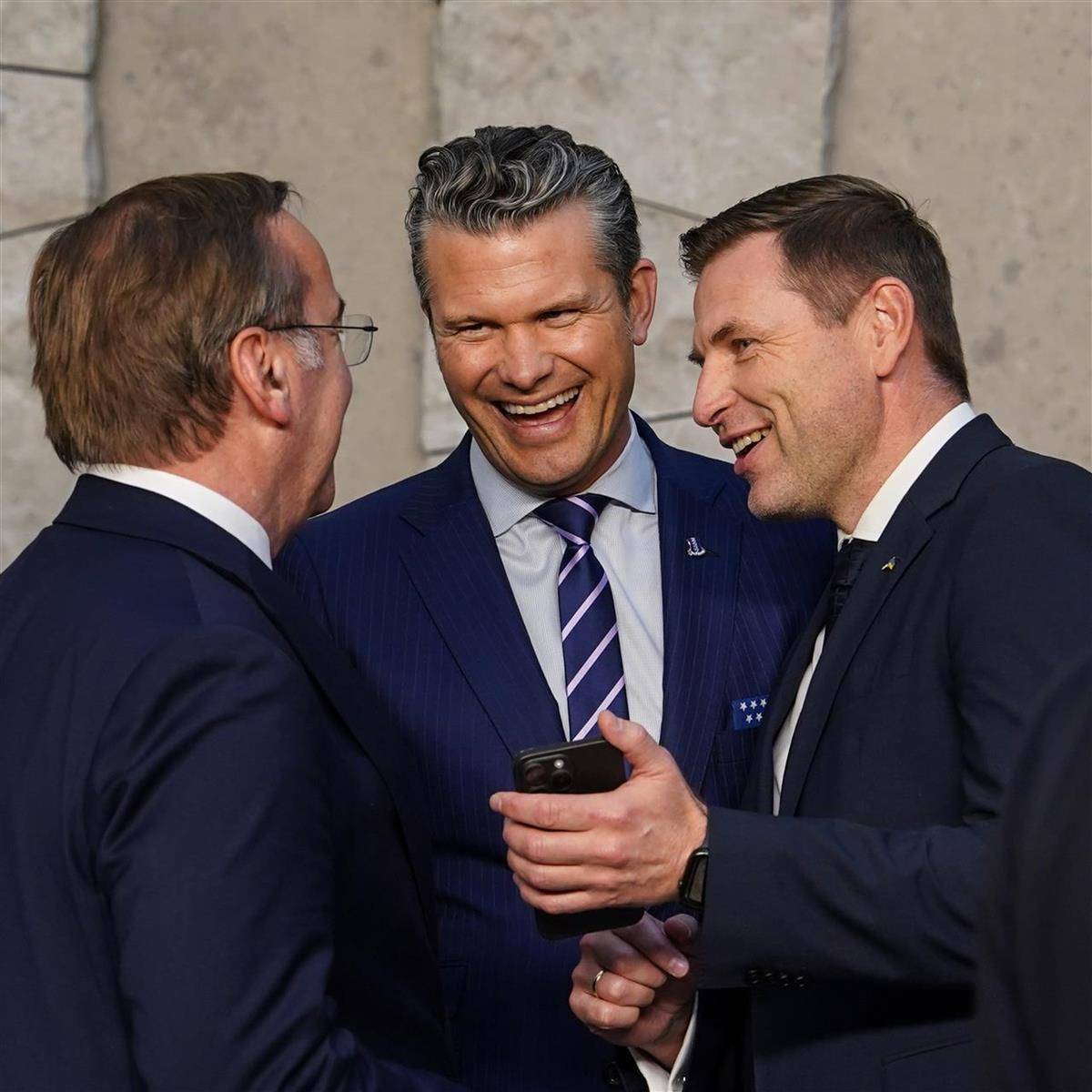 “听任基督教徒被屠杀”，特朗普威胁动武，美防长：正在准备