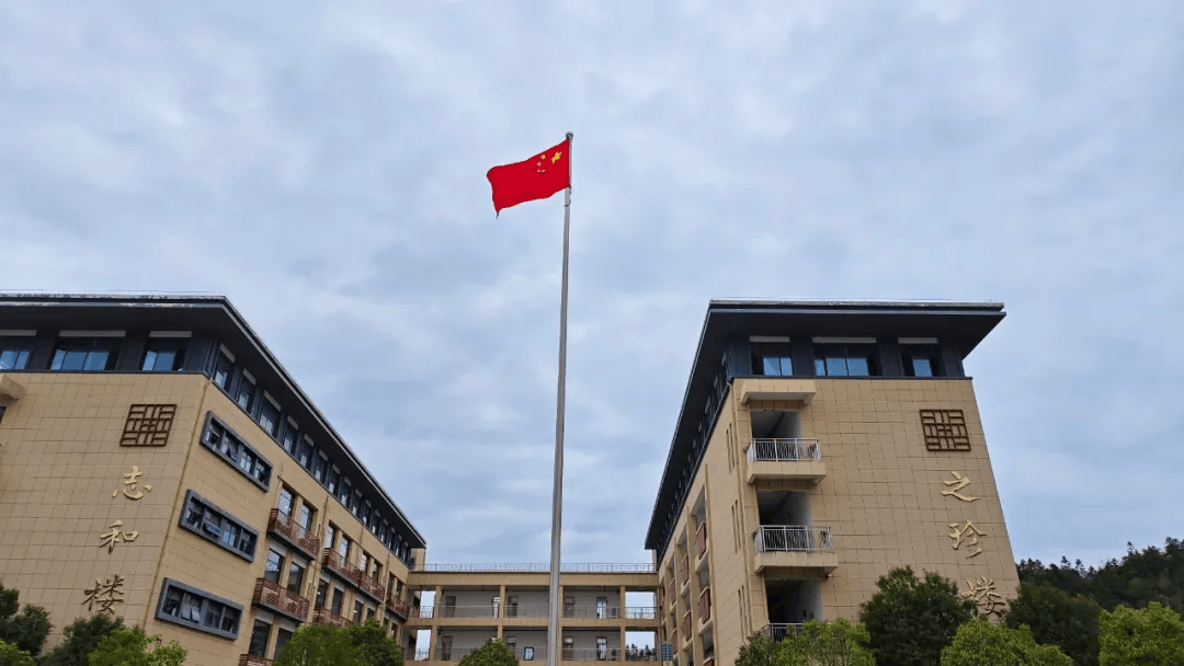 祁门一中学生周一国旗下演讲