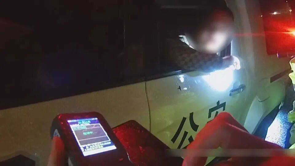北京雨夜，一司机多次逆向车道超车，撞了两辆车后居然爬进车底…