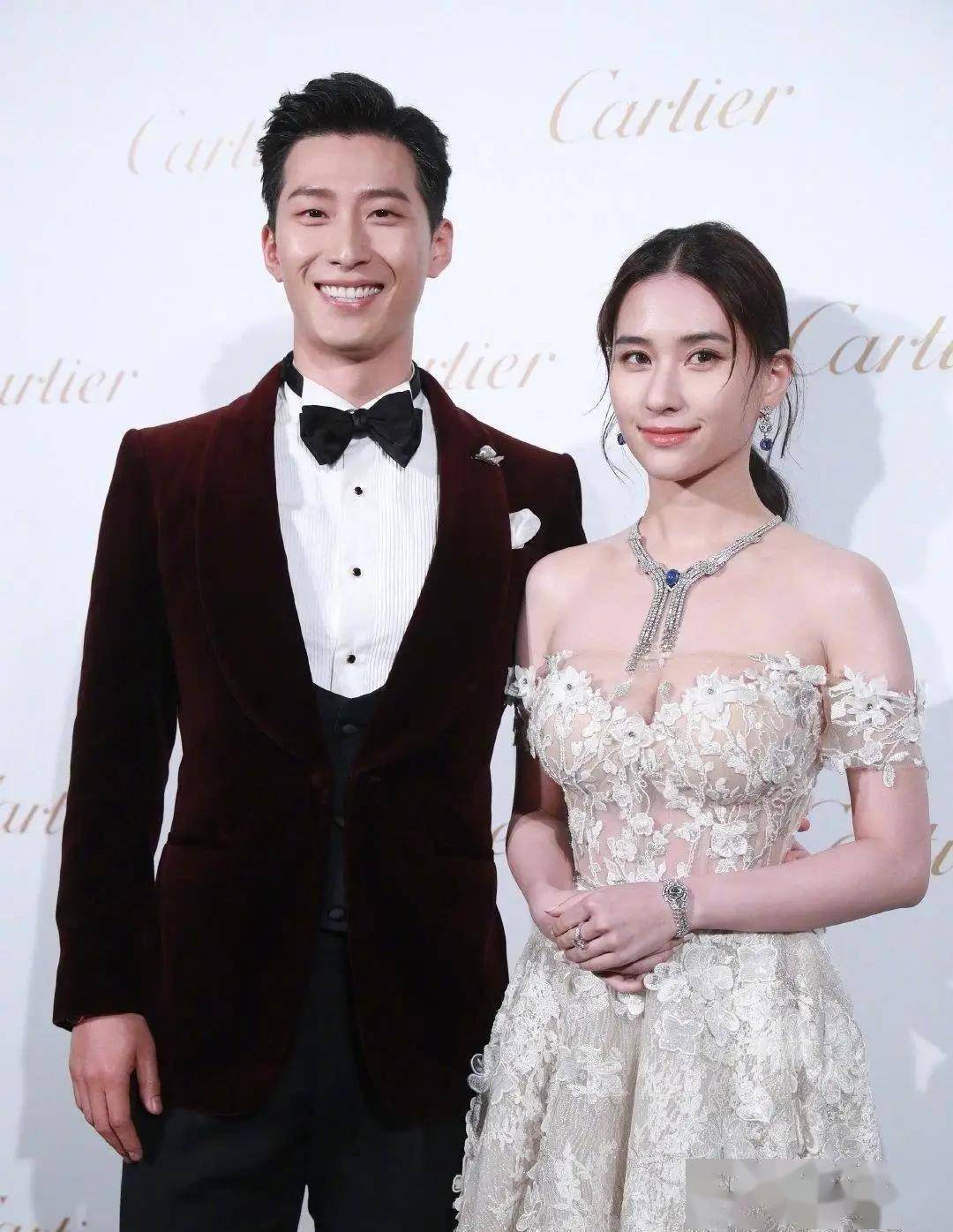 窦骁辟谣婚变后首露面西装革履站台新店拒发言疲惫身影藏尽豪门婚姻