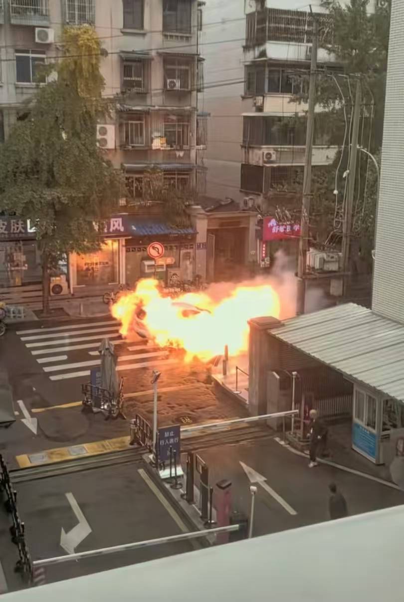 四川一车辆燃烧火焰喷涌，有网友称电车自燃，回应：无人员伤亡，正在调查中