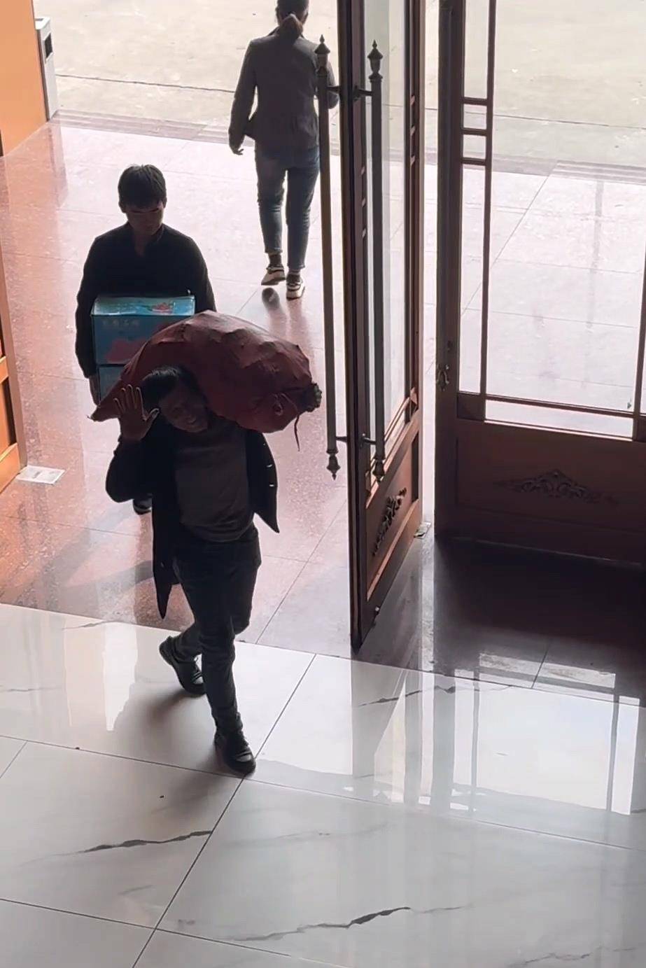 农贸市场员工买了3万斤滞销白菜,受助农民连续13年送土特产上门感谢 农贸市场员工买了3万斤滞销白菜,受助农民连续13年送土特产上门感谢