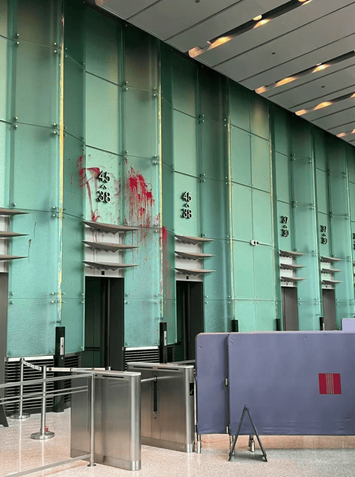 男子求见李嘉诚被拒,大闹长江集团中心:泼红漆、打伤保安被逮捕 男子求见李嘉诚被拒,大闹长江集团中心:泼红漆、打伤保安被逮捕