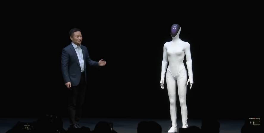 “扒皮”后又“剪腿”,何小鹏哽咽再辟谣“机器人内藏真人”,称心中的成见是一座大山