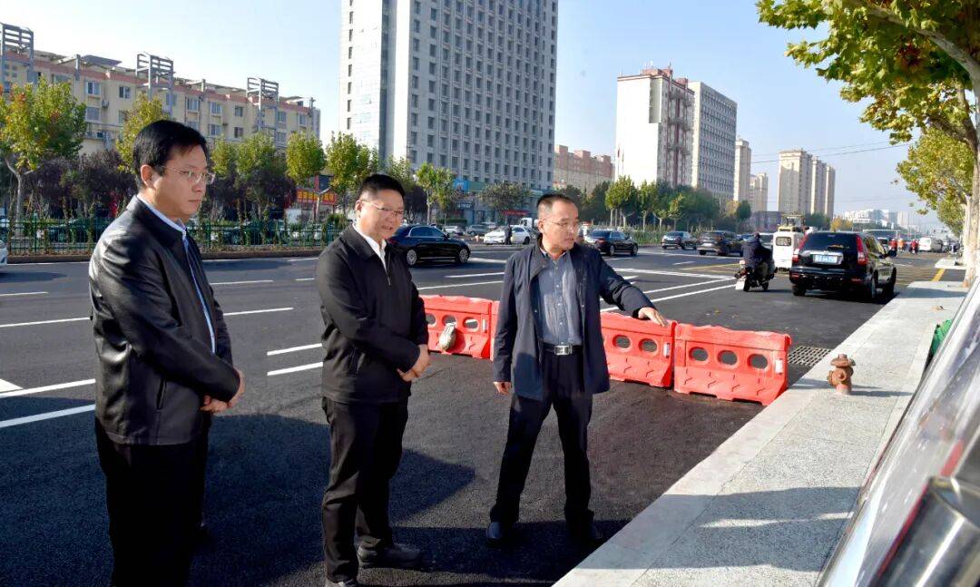 坊子区委副书记,区长李良华现场调度推进市政道路和妇儿楼建设