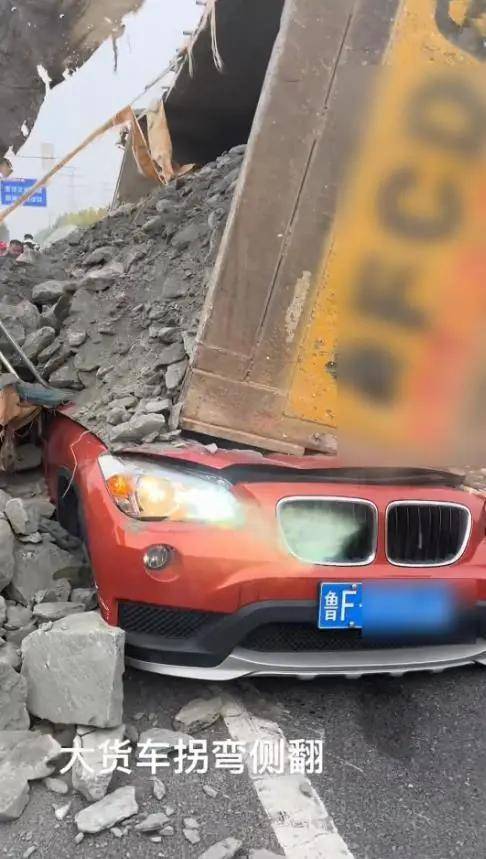 山东一渣土车转弯时侧翻压垮两小车致1死1伤