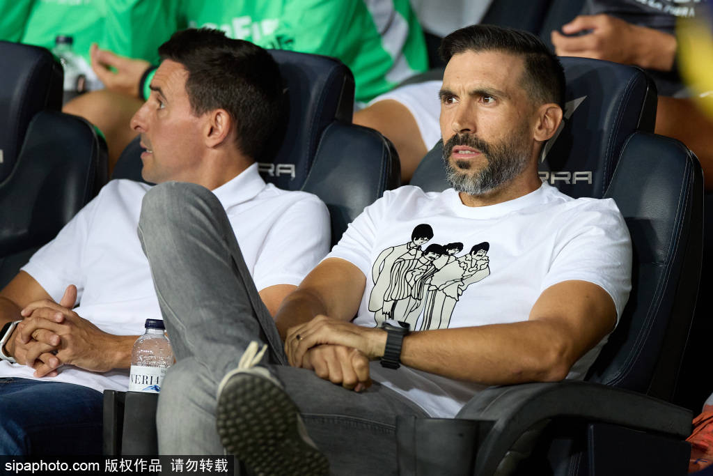 巴萨主场惨遭皇马羞辱！球迷怒挥手帕，欧冠耻辱后恩德萨联赛再遇强敌