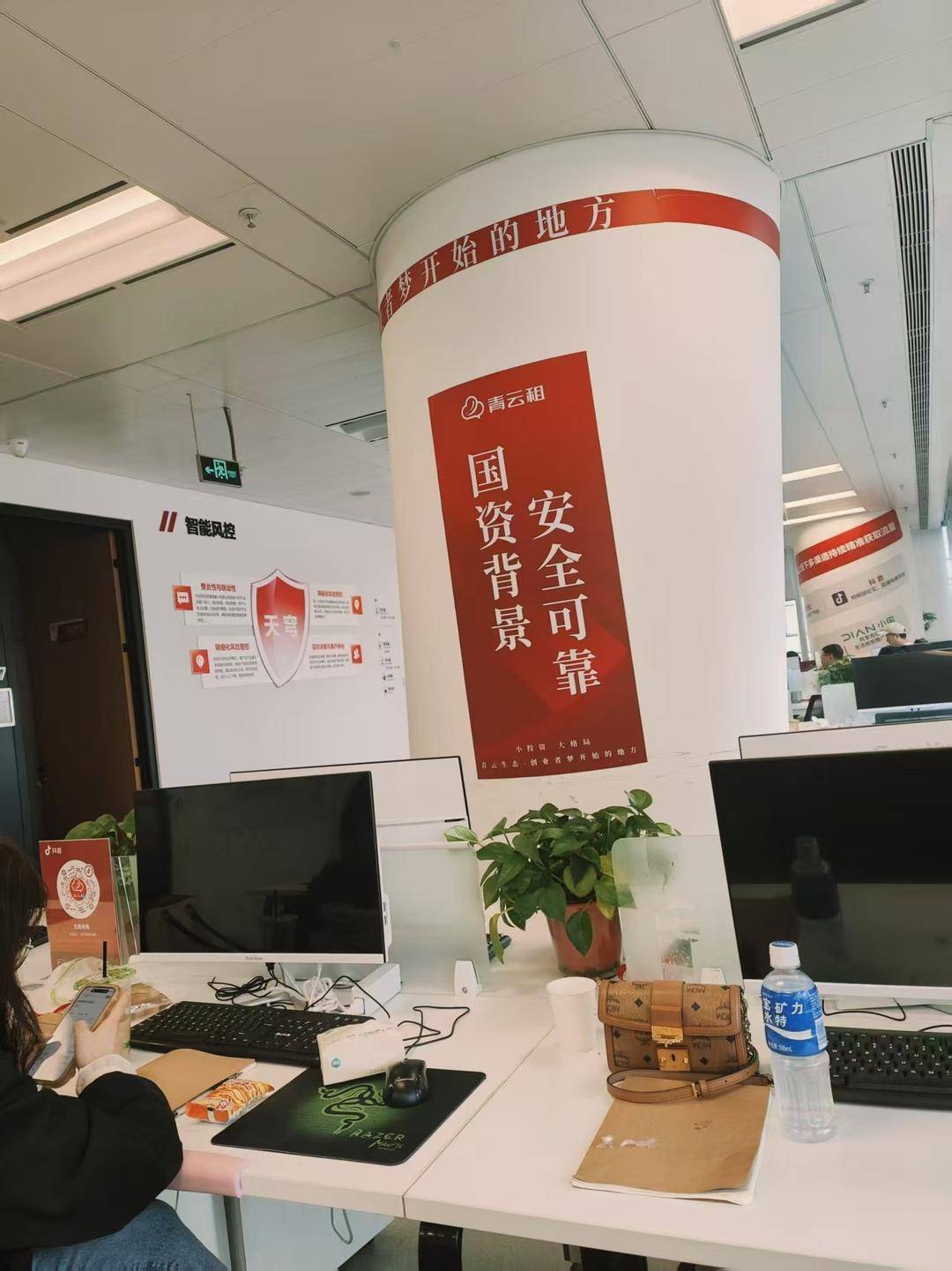 “青云租”爆雷员工揭内幕:每个员工每月需投资30台手机,11万台集中流向两个村庄 丨封面头条