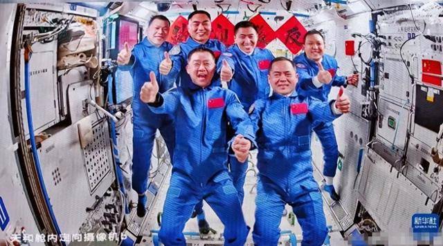 原创             撞击神舟二十真凶锁定，太空出现大量不速之客，推迟返回有危险吗