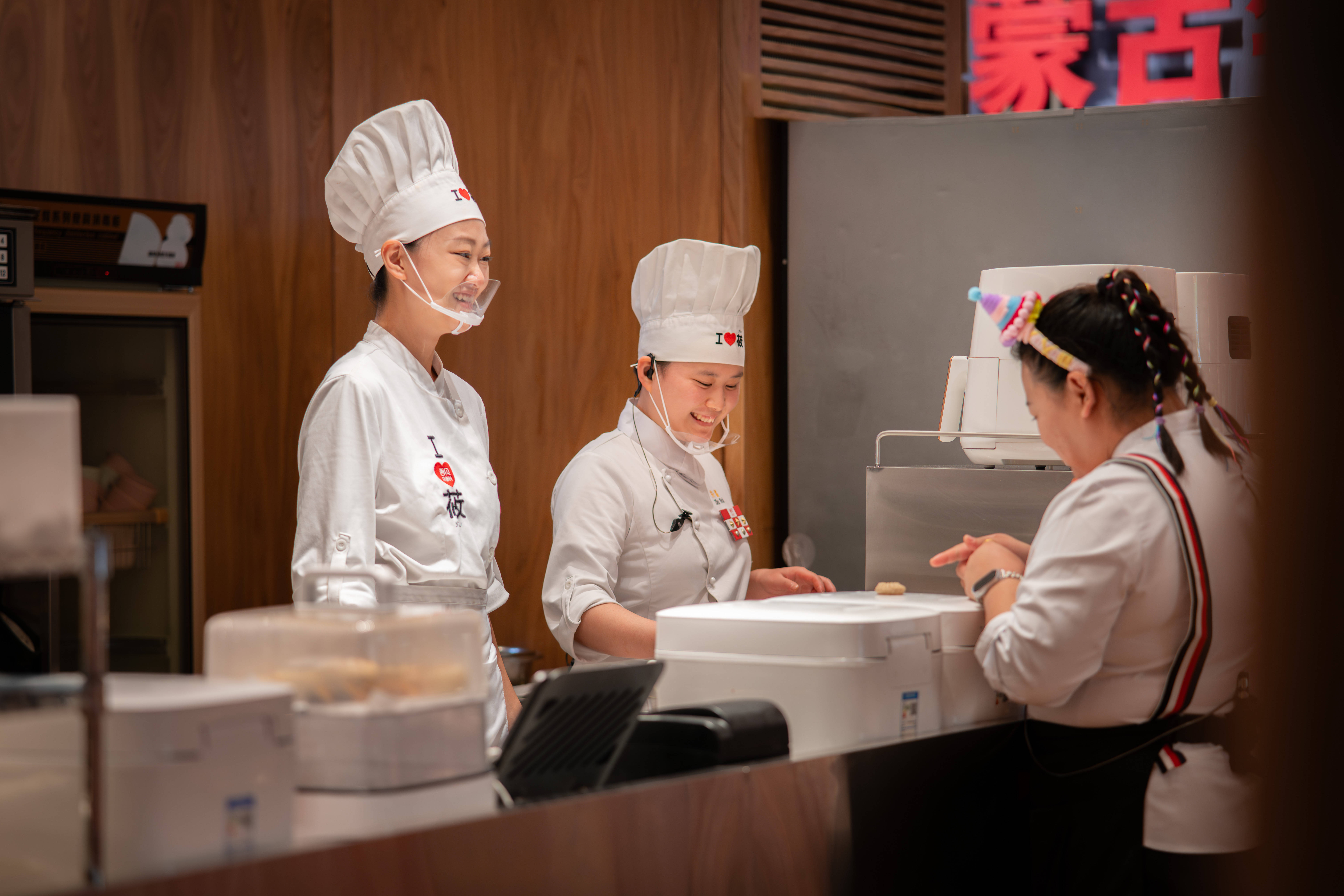 闭麦、降价、换血,西贝“上岸”背后的面子与里子