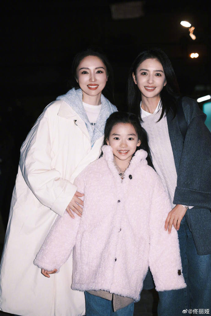 董璇女儿与佟丽娅一起拍短片，发文喊佟丽娅“丫丫妈妈”_微博_高舒乔_电影节