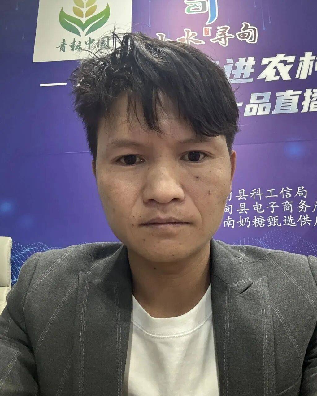 云南百万粉丝网红小英的丈夫被刑拘:酒后肇事逃逸致人重伤(图1)