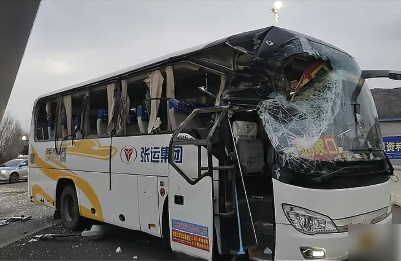 张家口一风电叶片运输途中与客运大巴碰擦，车头变形玻璃碎裂，当地：3人轻微受伤已送医