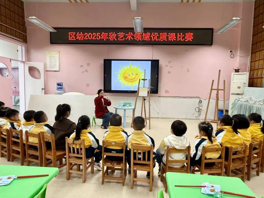 《彩虹真美丽》执教老师:张思中班《彩色的糖果》执教老师:潘佩美术