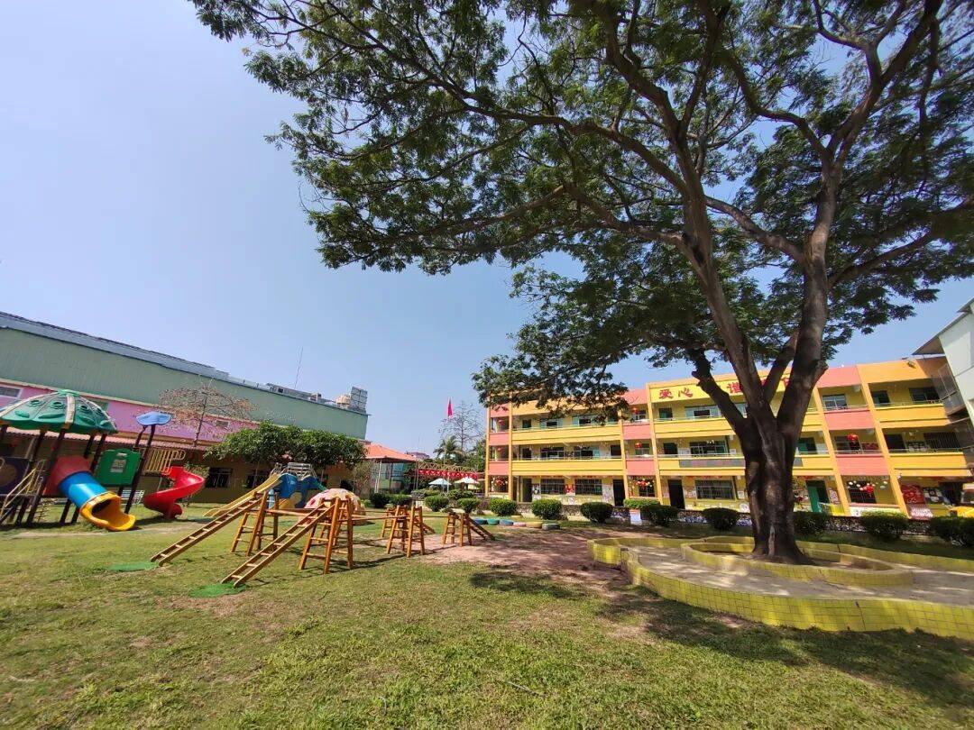 曾经只是乡镇里的一所简陋学堂如今环境优美,设施齐全的幼儿园孩子们