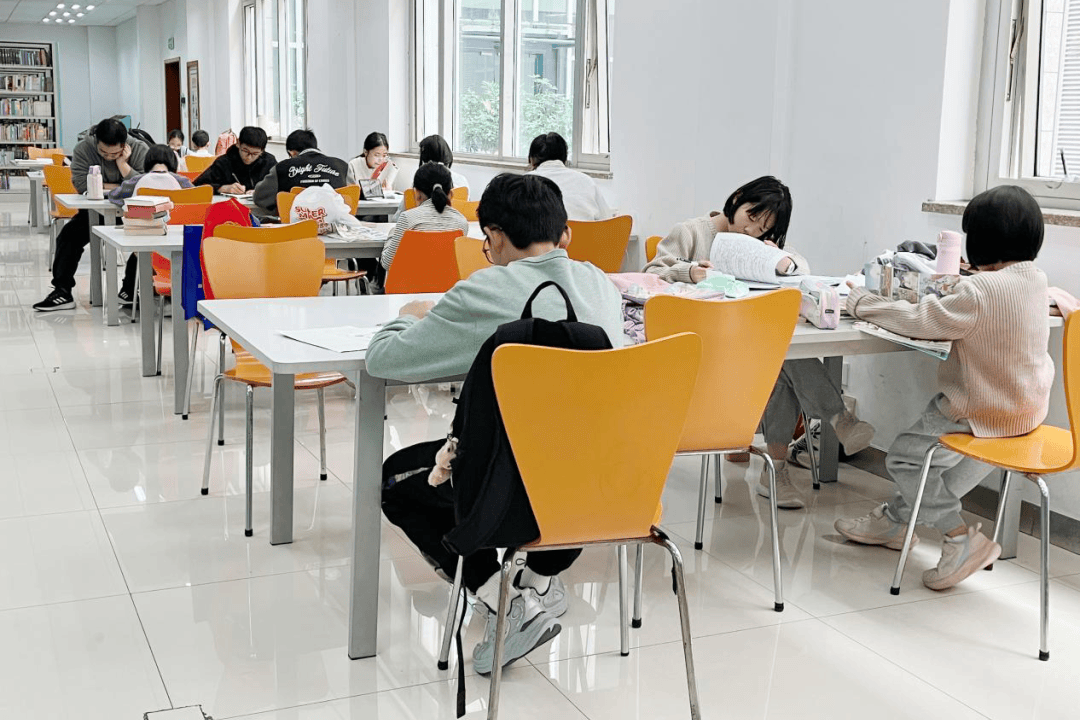 首个秋假来啦!台图里书香渐浓