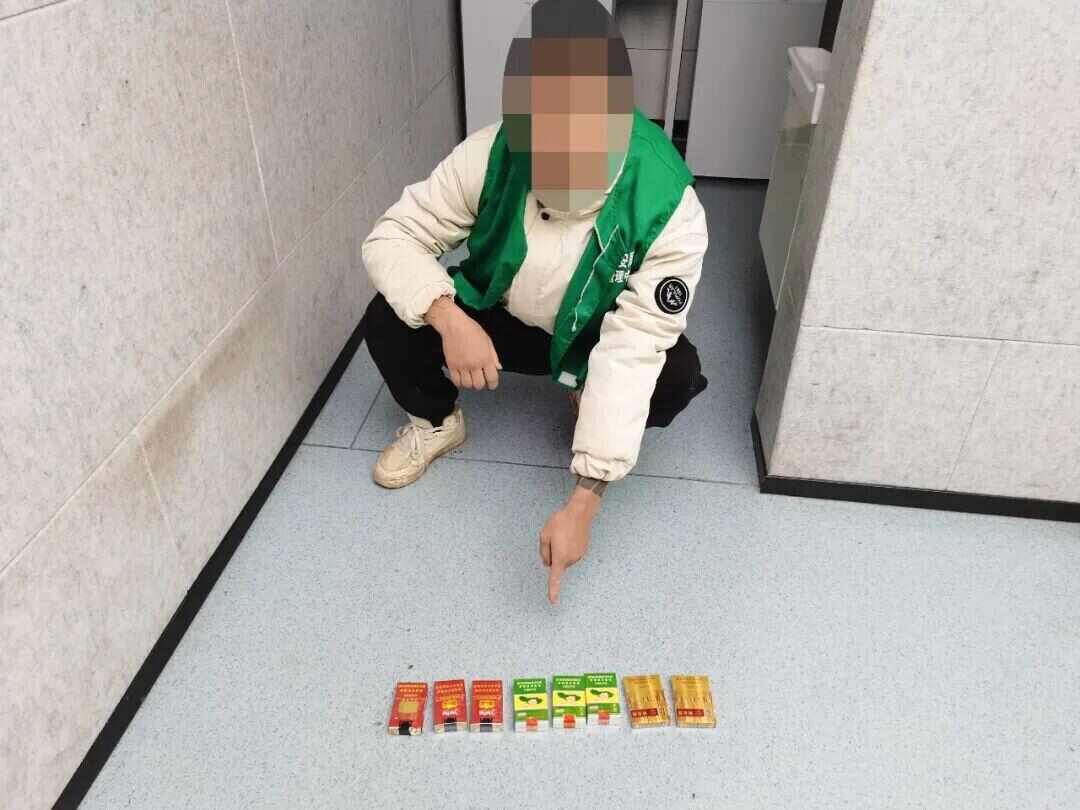 男子偷两条香烟后后藏身水缸，衔住吸管伸出水面呼吸，警方当场识破