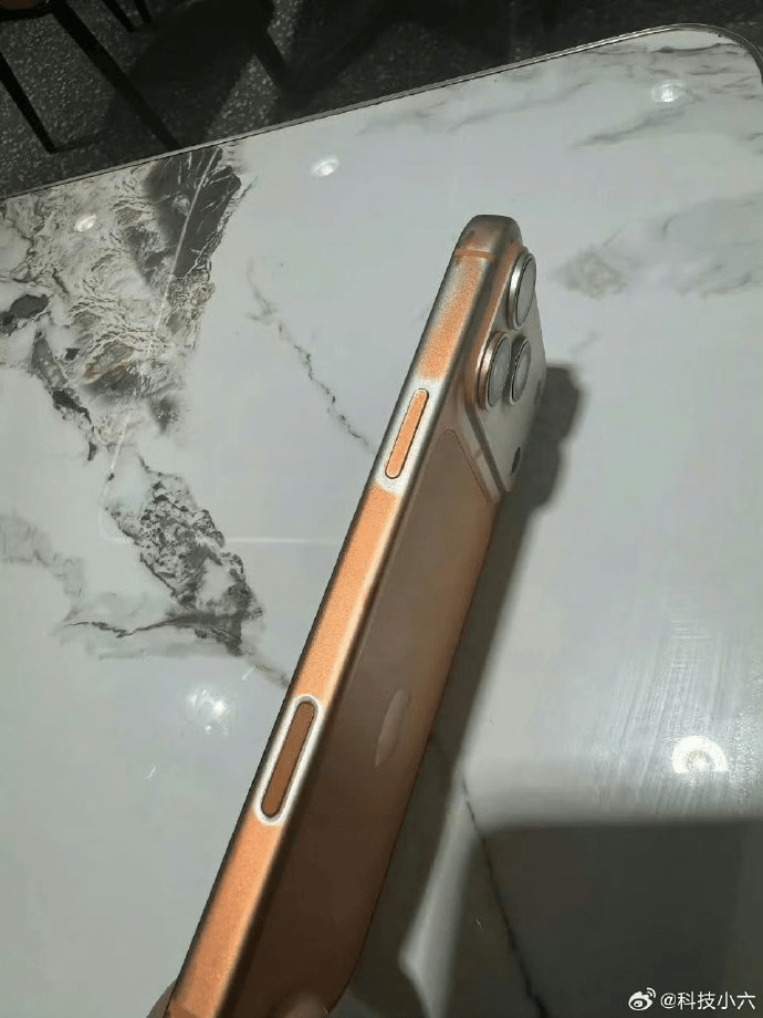 离谱！湿巾把iPhone 17擦成“不锈钢盆”？苹果回应有点好笑……