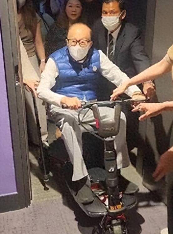 2909亿身家有何用？97岁的李嘉诚无力回天，两个60岁儿子已成心病