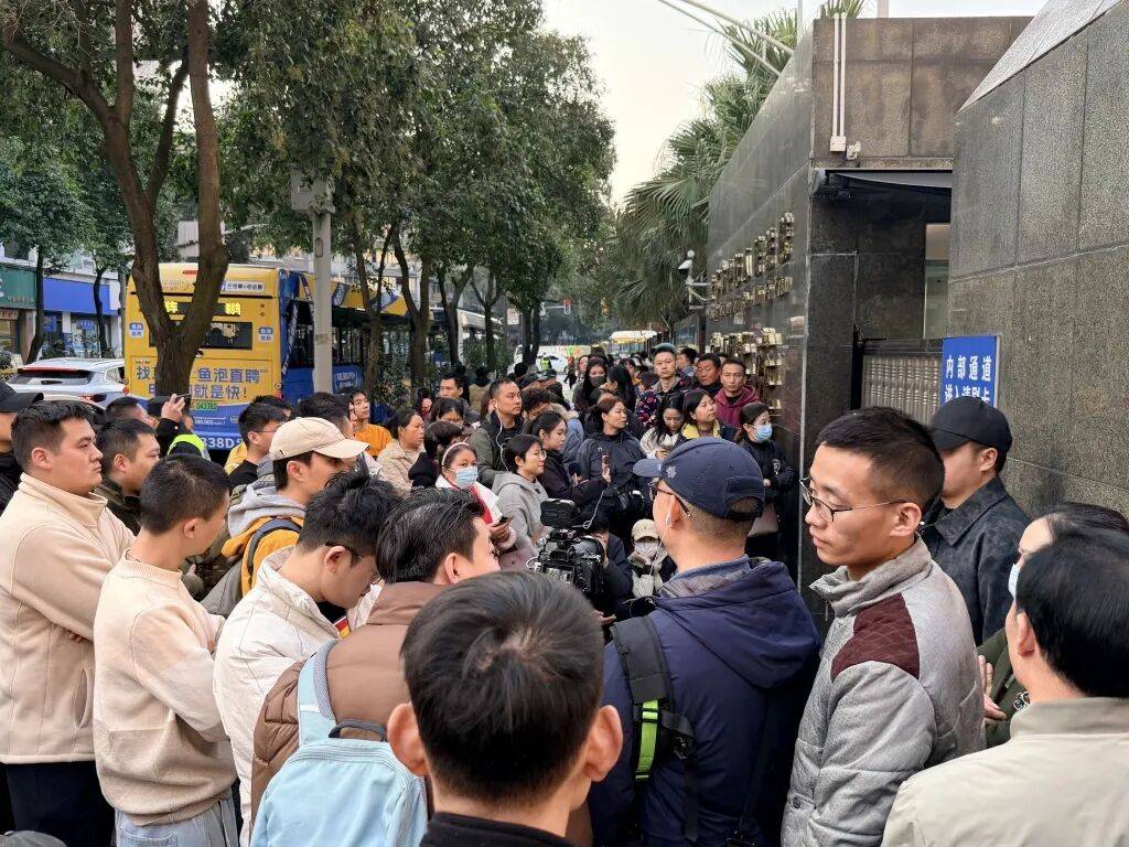 “27岁女子家门口遇害案”一审休庭，庭审细节曝光