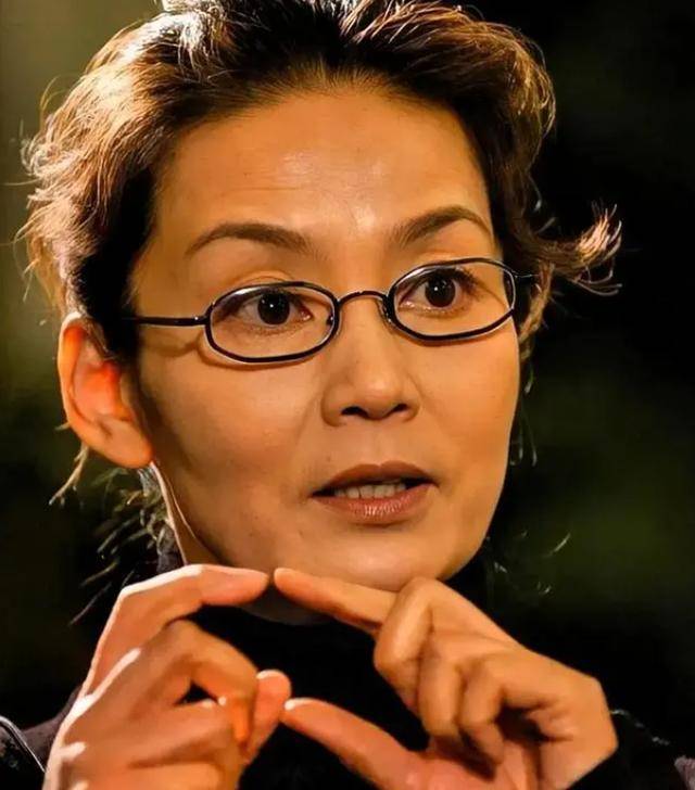 70 岁潘虹近况吓人，走路颤巍神情呆滞，40 年离婚真相藏不住