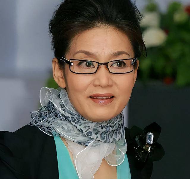 70 岁潘虹近况吓人，走路颤巍神情呆滞，40 年离婚真相藏不住