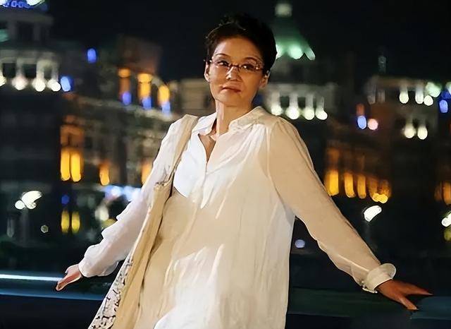 70 岁潘虹近况吓人，走路颤巍神情呆滞，40 年离婚真相藏不住