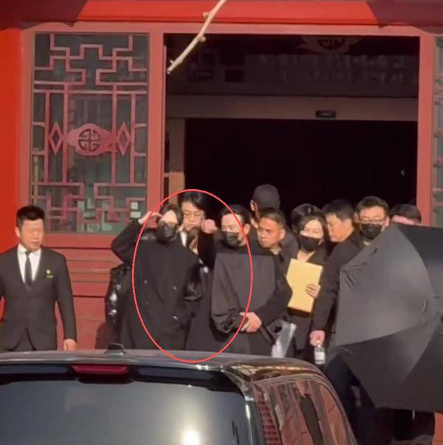 不装了!唐嫣在罗晋父亲葬礼上的3个细节,透露俩人如今真实状况