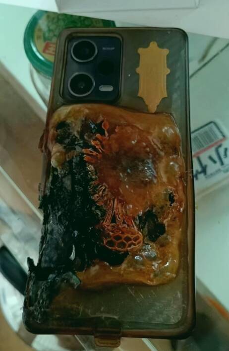 小米手机自燃责任谁说了算?售后称仅拍照、厂家称已鉴定(图2)