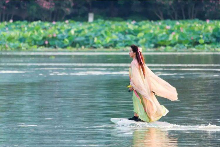 武汉姑娘“水上漂”走红，网友：哪里来的女侠？