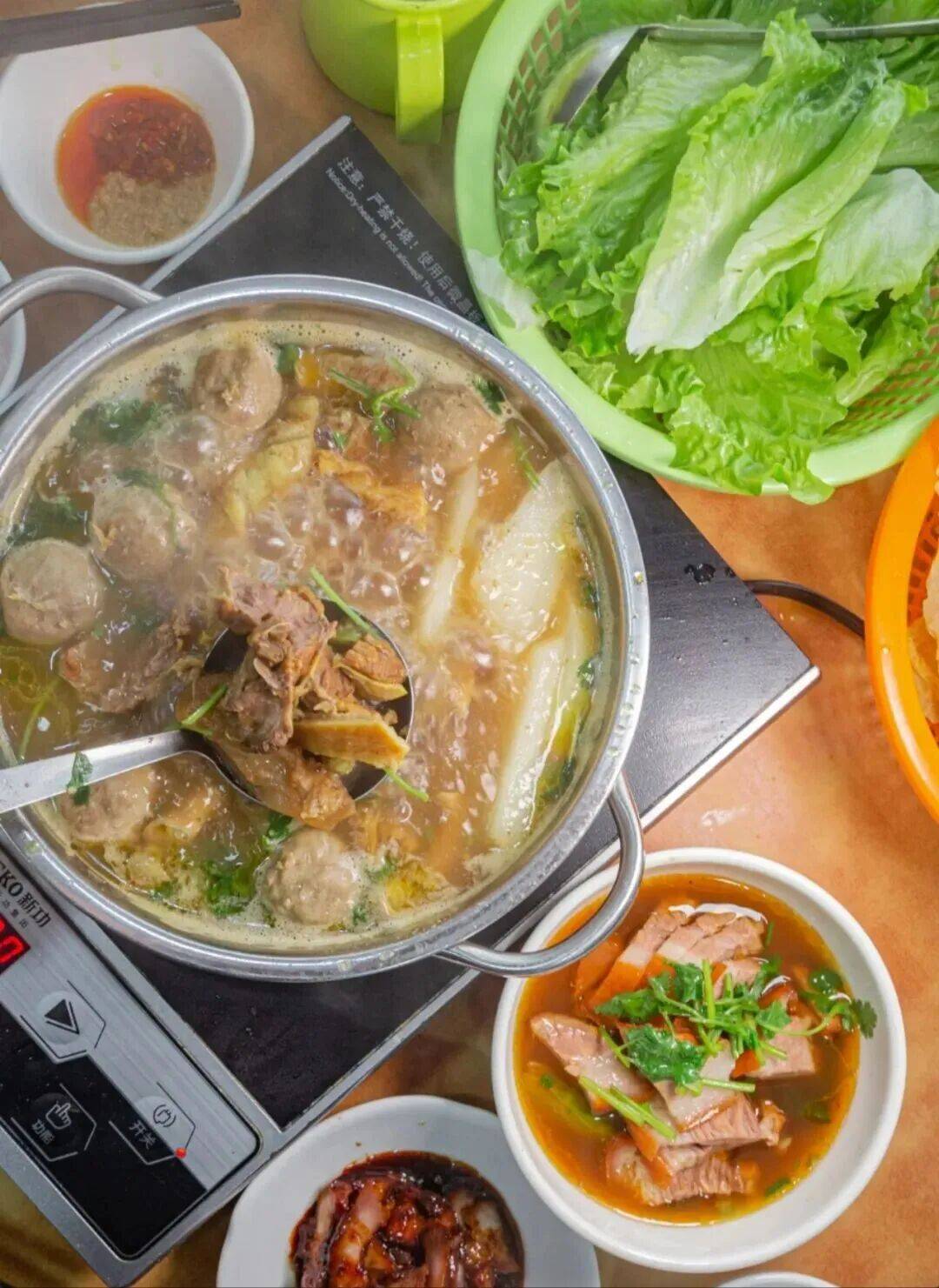 选择一家心仪的饭店点上一锅清汤牛腩火锅奶白的汤里浮着大块牛腩