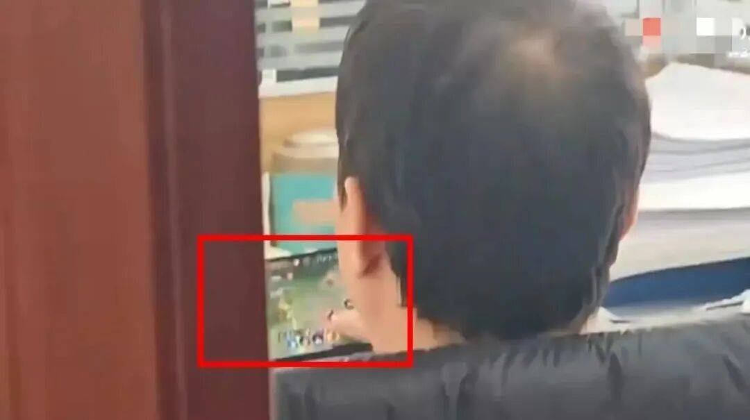 陕西一交通局职工上班时间打游戏，敷衍来访群众：“领导没在”！当地：情况属实，停职检查一个月、扣除一个月绩效工资