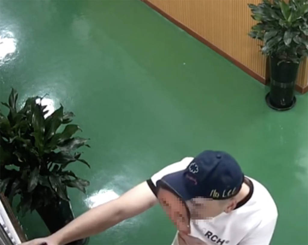 温州龙港一社区多名干部被指用人脸面具“刷脸”打卡,当地社工部已受理举报