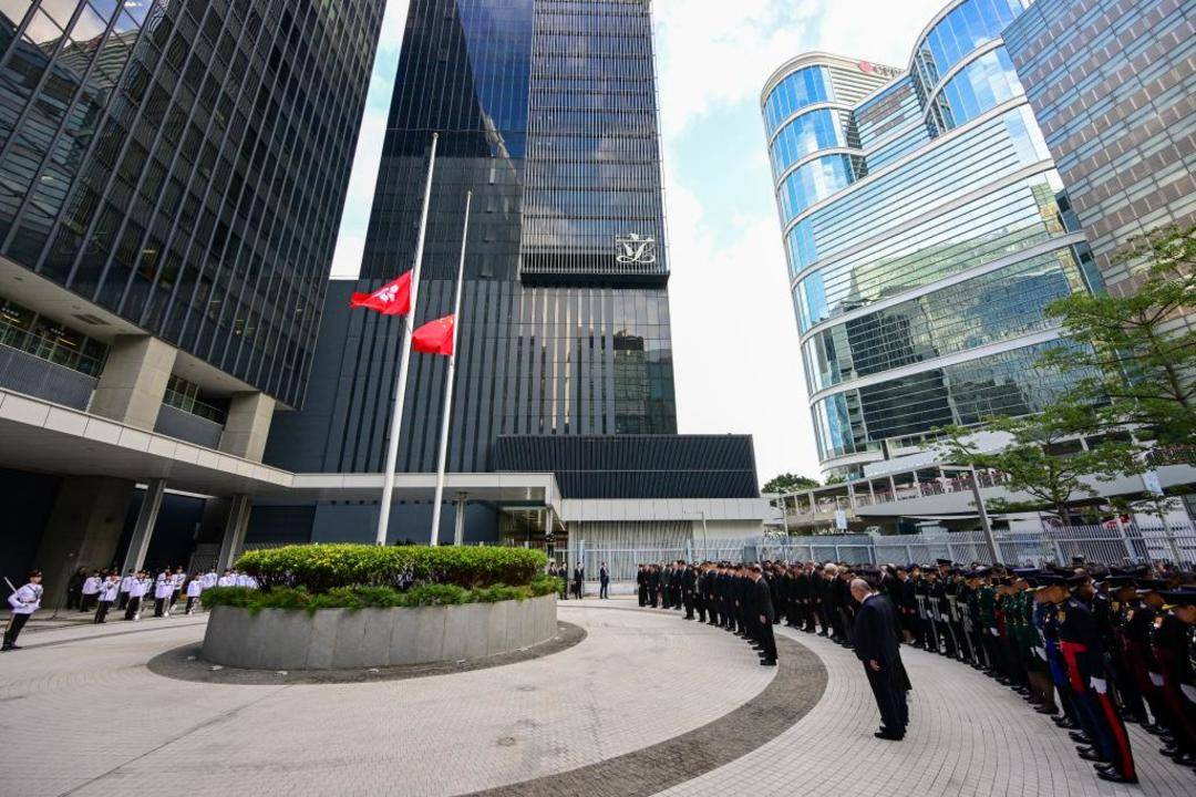 香港特区政府为大埔火灾遇难者举行悼念活动 市民自发参加悼念