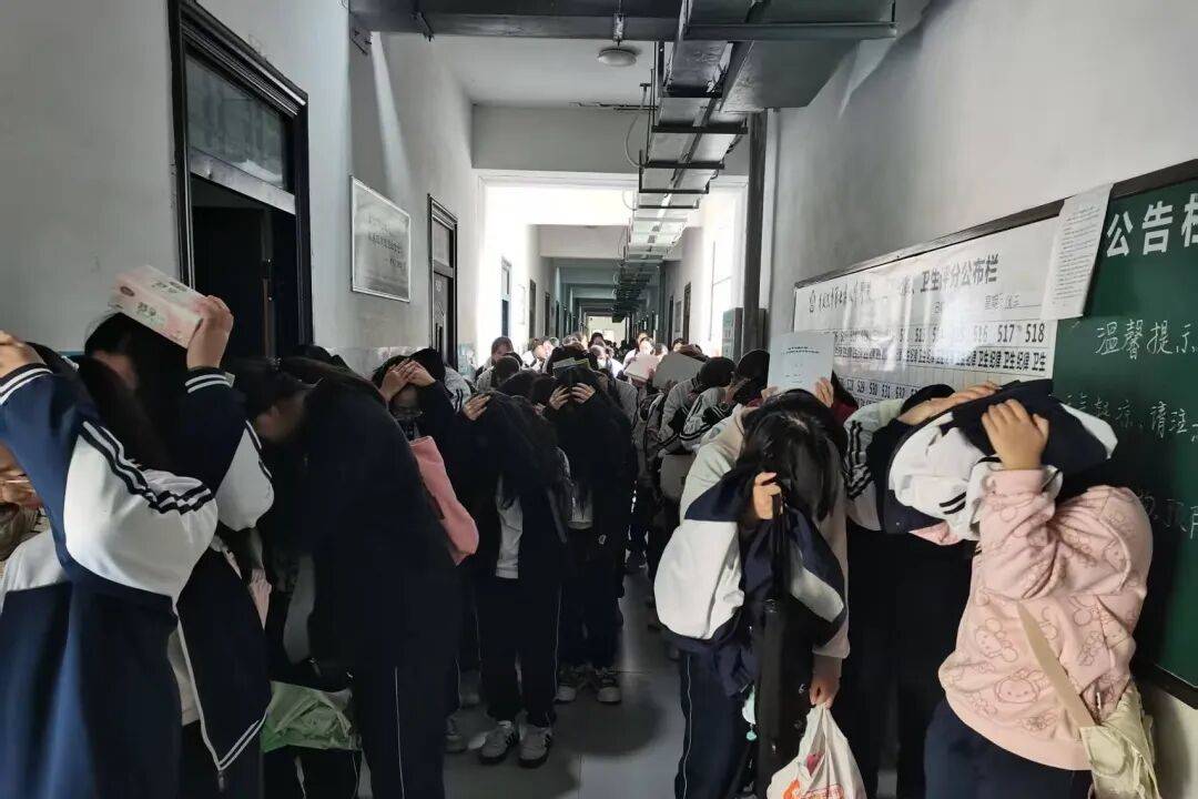 市七中开展宿舍防震减灾应急疏散演练活动