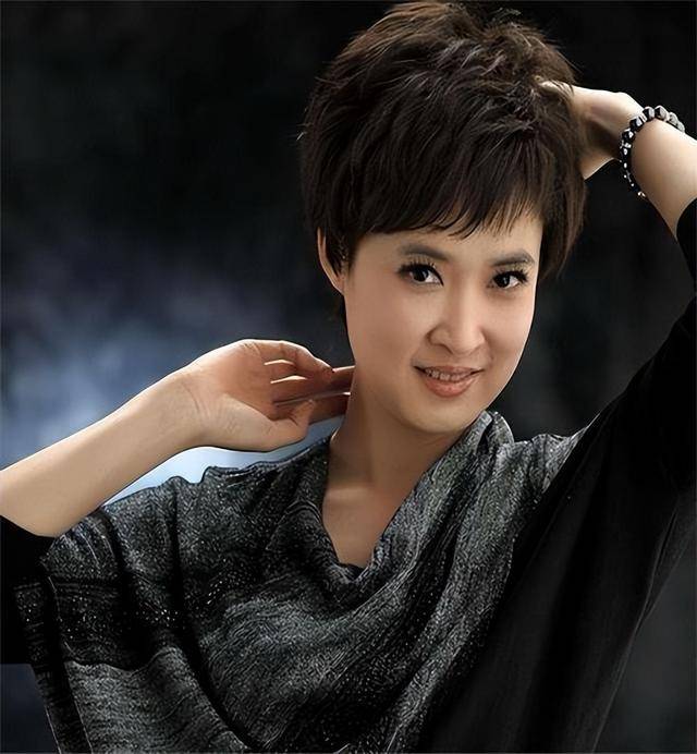 央视著名主持人桑晨，原来是这位大明星的后代，难怪长得这么好看