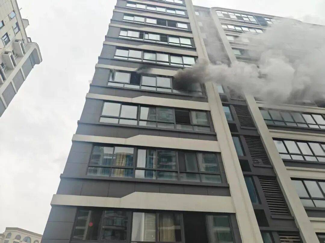 出门十几分钟就起火!看完只想马上回家拔掉……