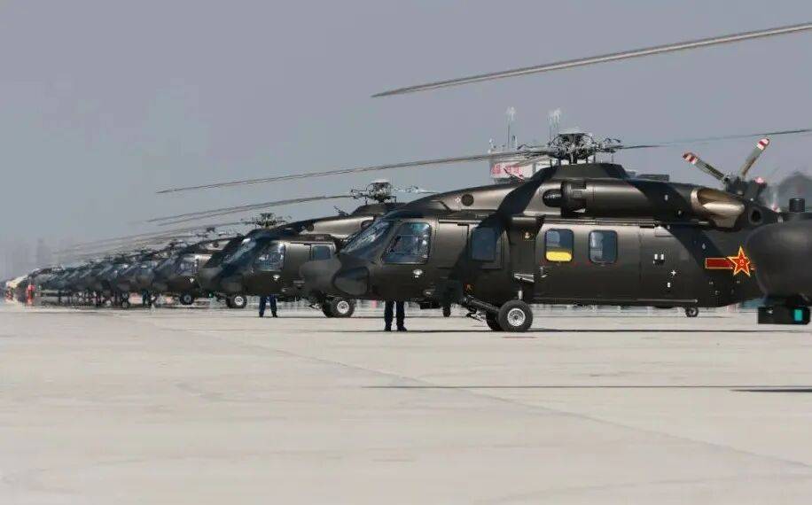 “00后”陆军女飞行员驾驶直升机，太飒了！ -华闻时空