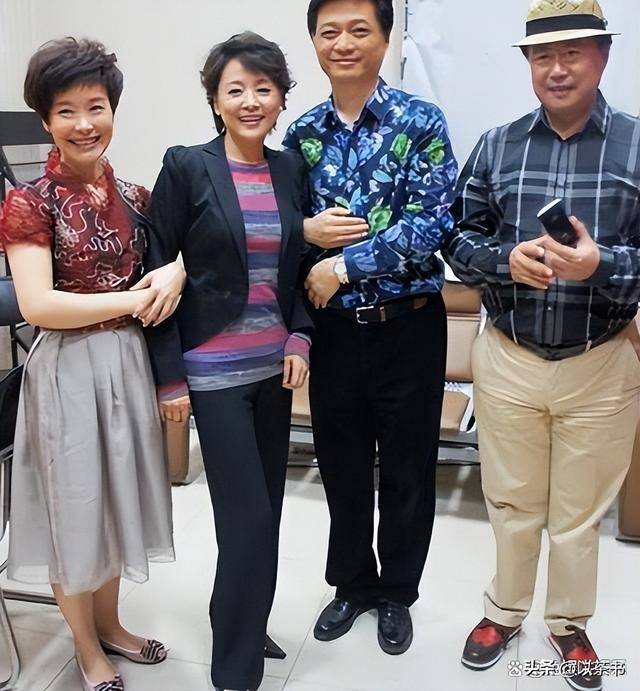 父亲是前央视台长，康辉是同班同学，她嫁初恋30年却至今无儿女