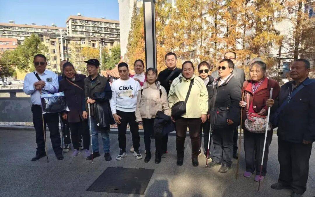 黄石市盲协举办“盲杖引前路 书香伴我行”校园体验活动_人士_训练_培训