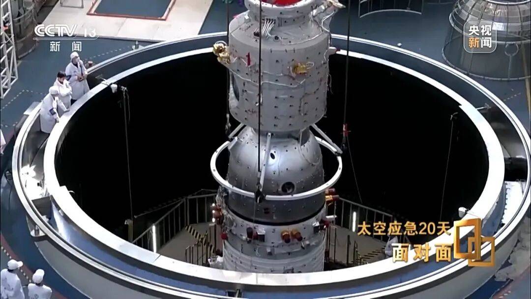 央视揭秘太空应急20天！神20舷窗出现贯穿性裂纹，整个玻璃从内到外已贯穿，初判“肇事”空间碎片不到1毫米